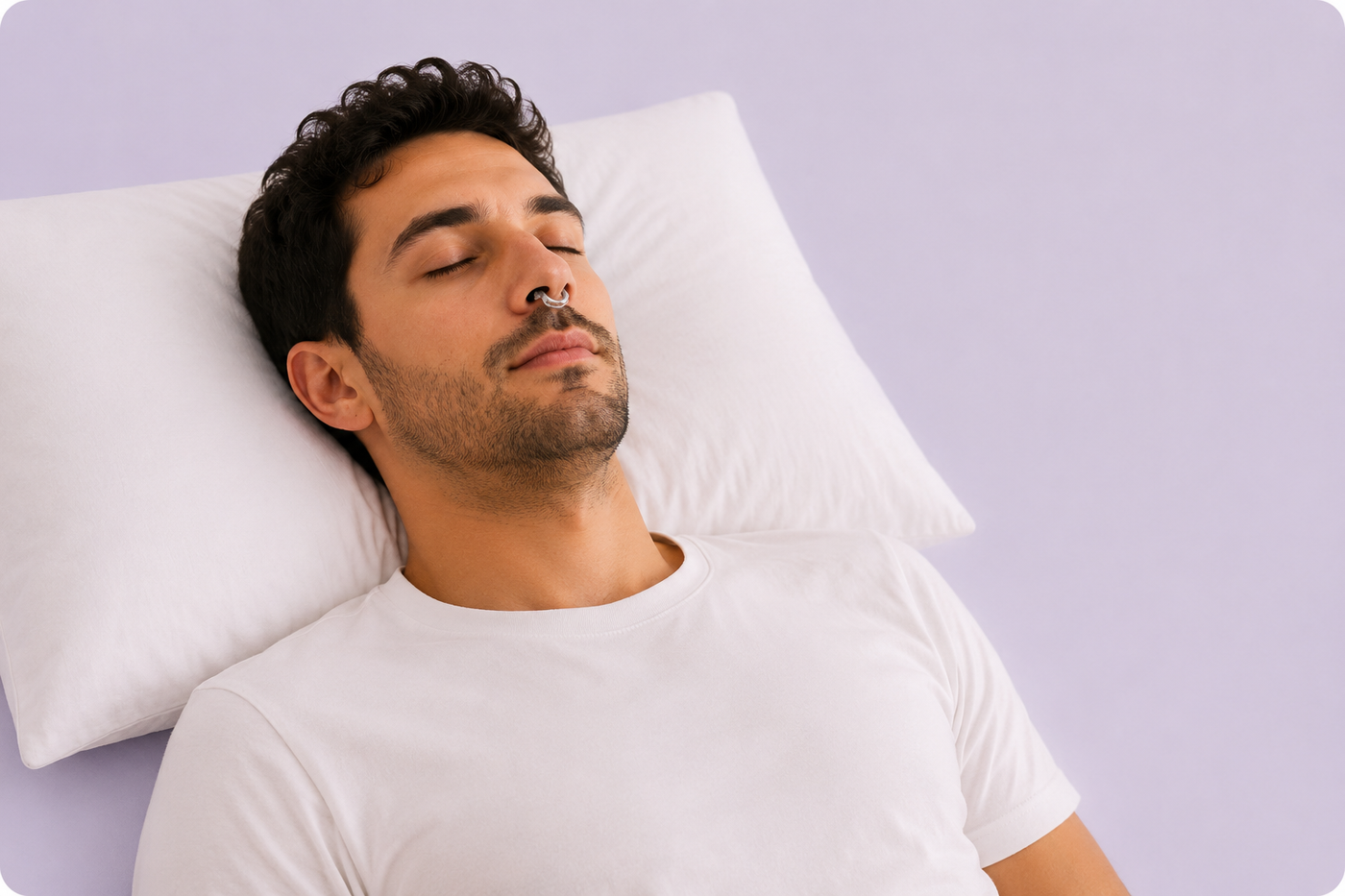 Homme dormant paisiblement avec un dilatateur nasal pendant son sommeil