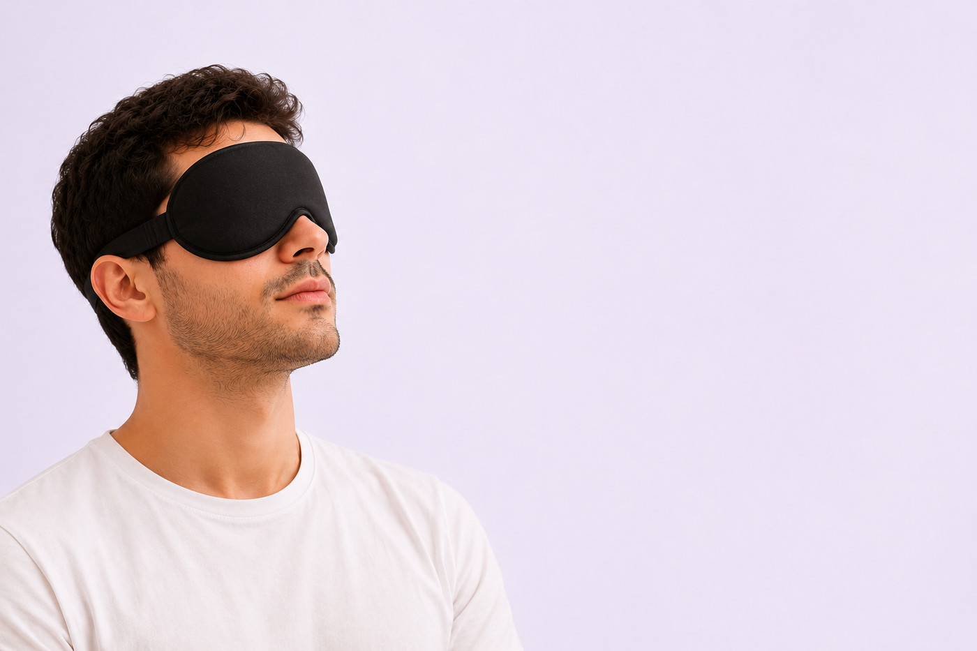 Homme portant un masque de sommeil pour bloquer la lumière pendant le repos
