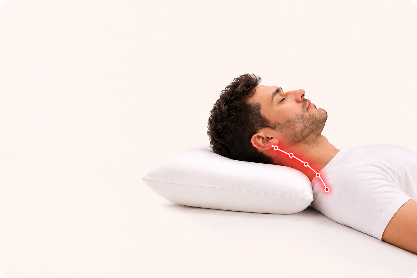 Homme allongé sur un oreiller classique en bambou avec une nuque insuffisamment soutenue pendant le sommeil