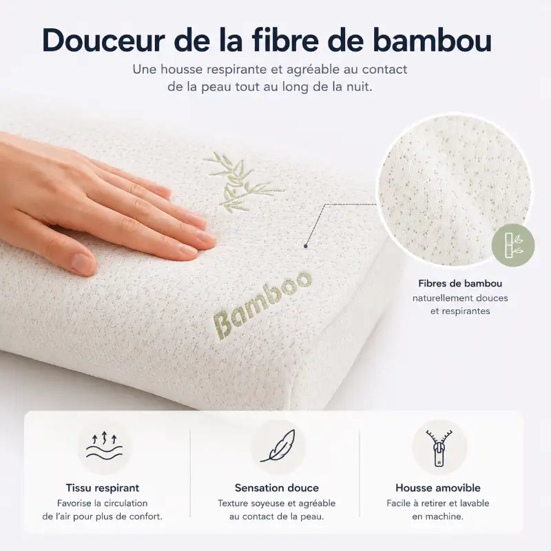 Gros plan de la housse en fibre de bambou d'un oreiller ergonomique illustrant sa texture douce, respirante et amovible pour un confort optimal pendant le sommeil