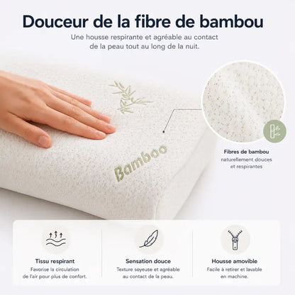 Gros plan de la housse en fibre de bambou d'un oreiller ergonomique illustrant sa texture douce, respirante et amovible pour un confort optimal pendant le sommeil