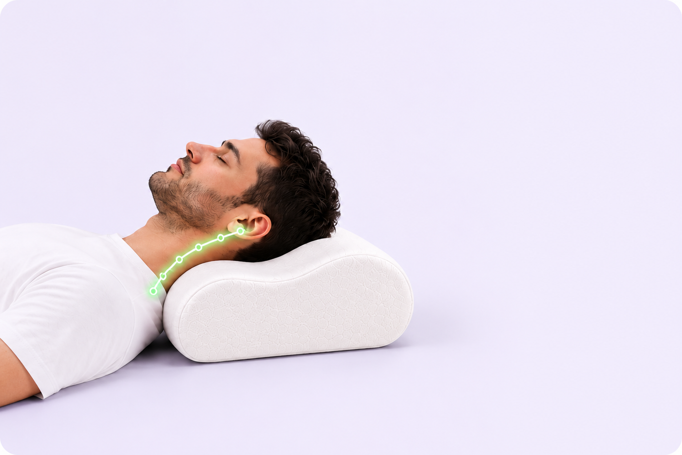 Homme dormant sur un oreiller ergonomique en bambou offrant un meilleur alignement de la tête et de la nuque