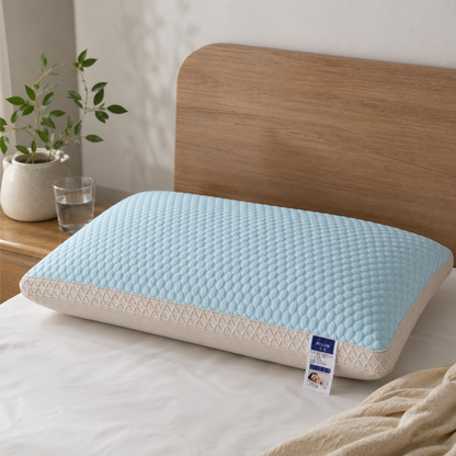 Coussin rafraîchissant bleu installé sur un lit dans une chambre lumineuse, conçu pour apporter une sensation de fraîcheur et un confort quotidien.